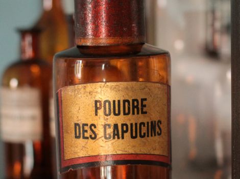 LE GRAND FLACON A PHARMACIE POUDRE DES CAPUCINS