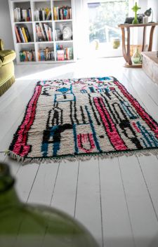 LE TAPIS AZILAL AUX LIGNES ROSES ET NOIRES