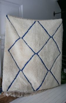 LE TAPIS MAROCAIN BLANC ET BLEU "RIVIÈRES"